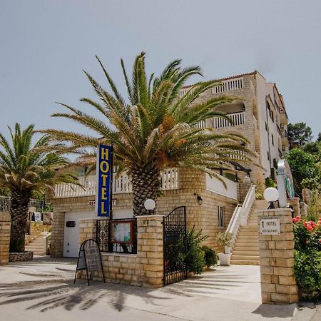 维拉蒂娜酒店 Arbanija 外观 照片