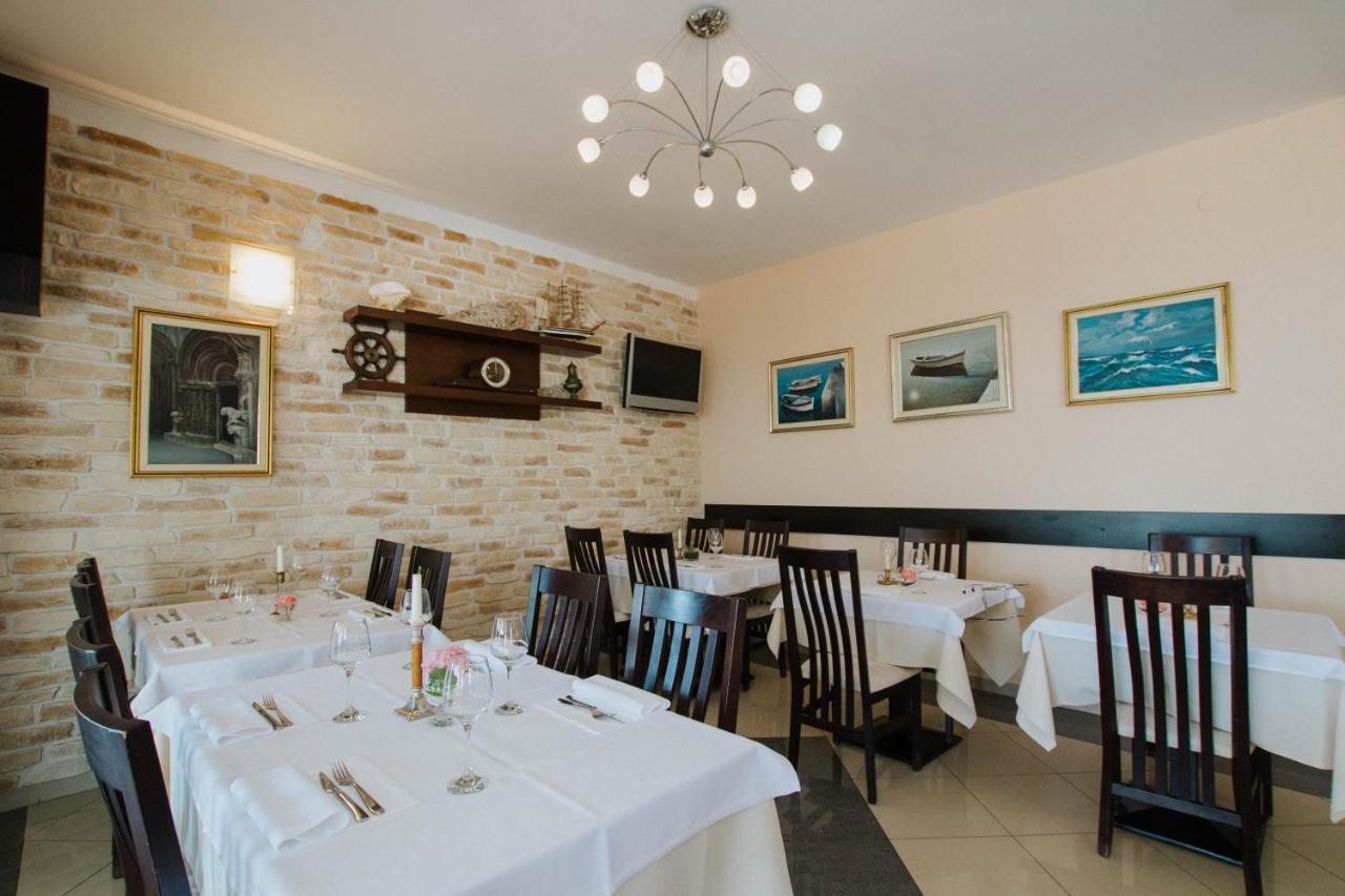 维拉蒂娜酒店 Arbanija 外观 照片