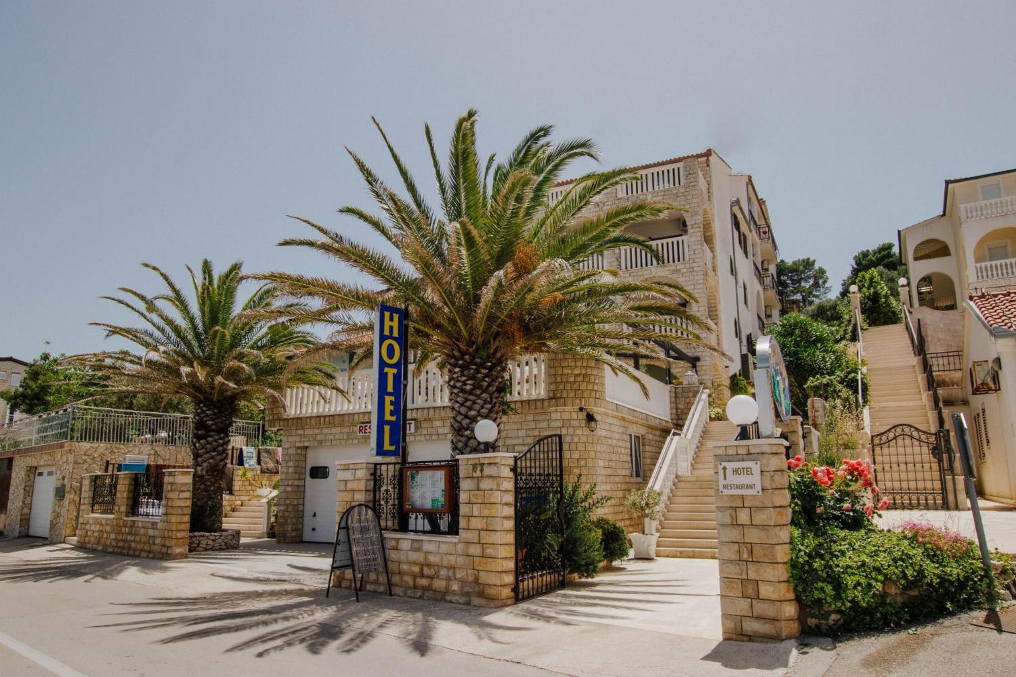 维拉蒂娜酒店 Arbanija 外观 照片