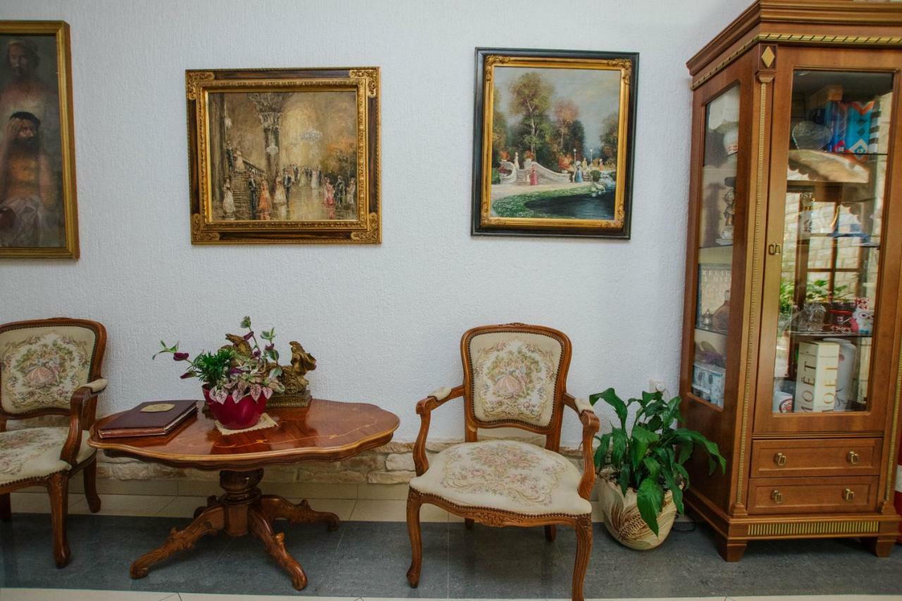 维拉蒂娜酒店 Arbanija 外观 照片